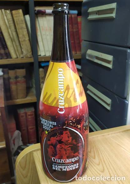 Coleccionismo de cervezas: BOTELLA EDICI&Oacute;N ESPECIAL CERVEZA CRUZCAMPO CAMPEONES MUNDIAL 2010. VACIA Y SIN TAP&Oacute;N. VIN-331