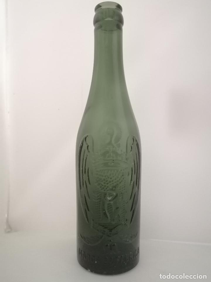 Coleccionismo de cervezas: ANTIGUA BOTELLA DE CERVEZA EL AGUILA, COLOR VERDE GRABADA, MARCA DE FABRICA