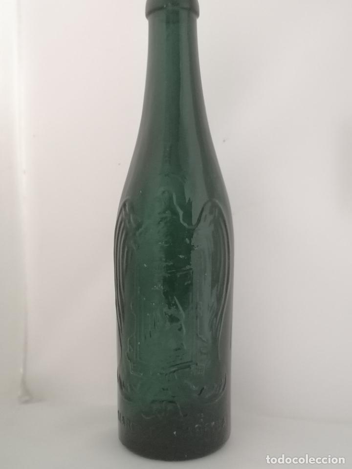 Coleccionismo de cervezas: ANTIGUA BOTELLA DE CERVEZA EL AGUILA, COLOR VERDE GRABADA, MARCA DE FABRICA