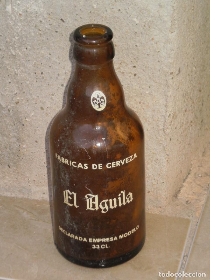 Coleccionismo de cervezas: BOTELLA DE CRISTAL DE LA CERVEZA EL AGUILA , 33 CL . LEAN DESCRIPCION