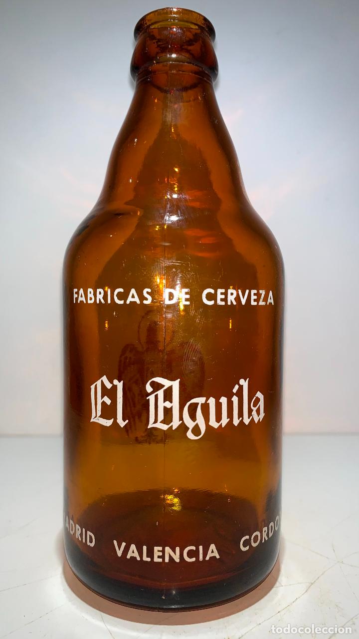 Coleccionismo de cervezas: ANTIGUA BOTELLA DE CERVEZA &Aacute;GUILA, 1/3 TERCIO, MADRID VALENCIA CORDOBA