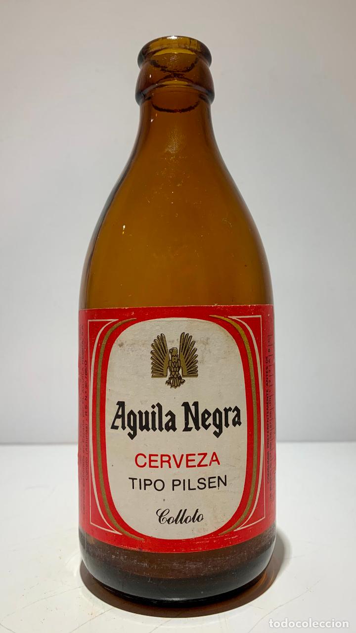 Colecionismo de cervejas: BOTELLA ANTIGUA DE CERVEZA EL AGUILA NEGRA, 1/3 TERCIO, ETIQUETA DE PAPEL