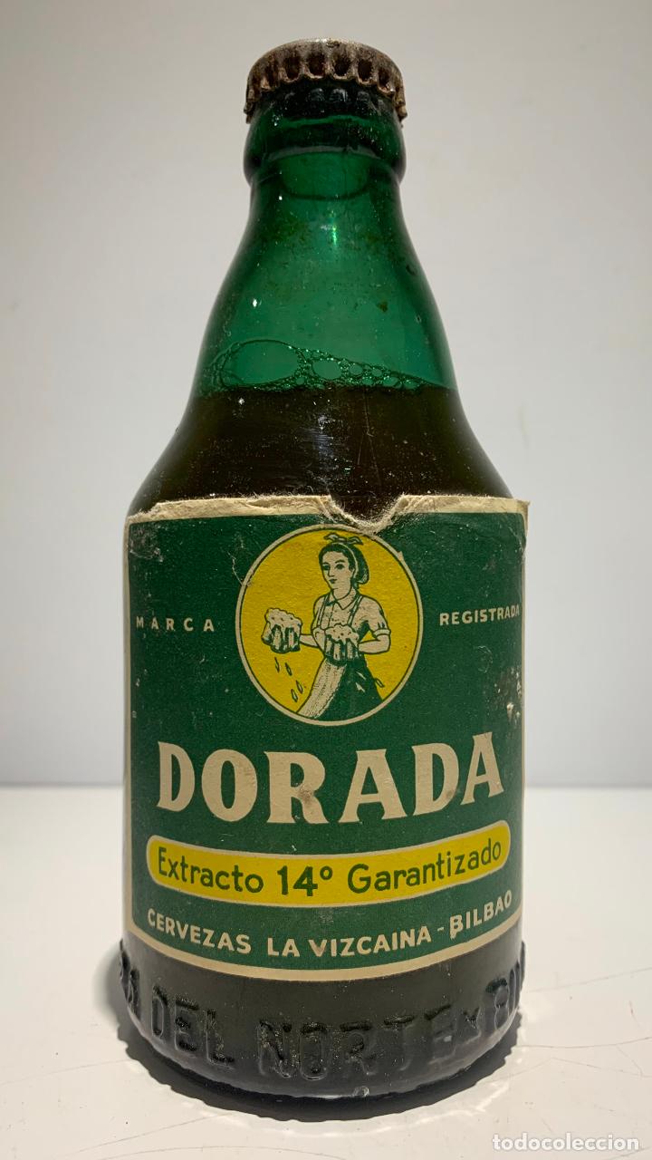 Coleccionismo de cervezas: ANTIGUA BOTELLA DE CERVEZA LA VIZCAINA DORADA, LETRAS EN RELIEVE, LLENA