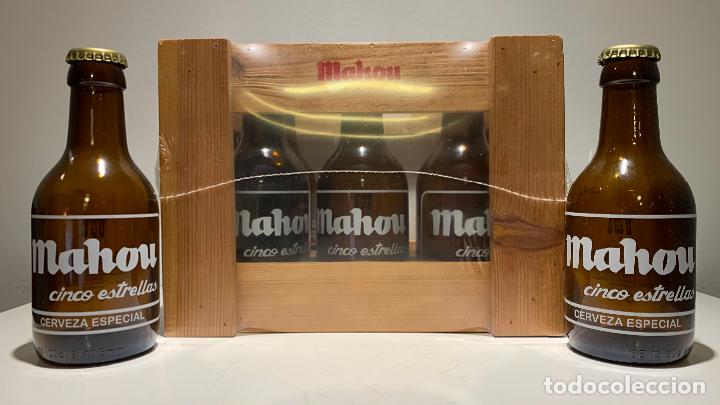 Coleccionismo de cervezas: CAJA DE MADERA DE CERVEZA MAHOU CINCO ESTRELLA, CON 6 BOTELLAS VACIAS,