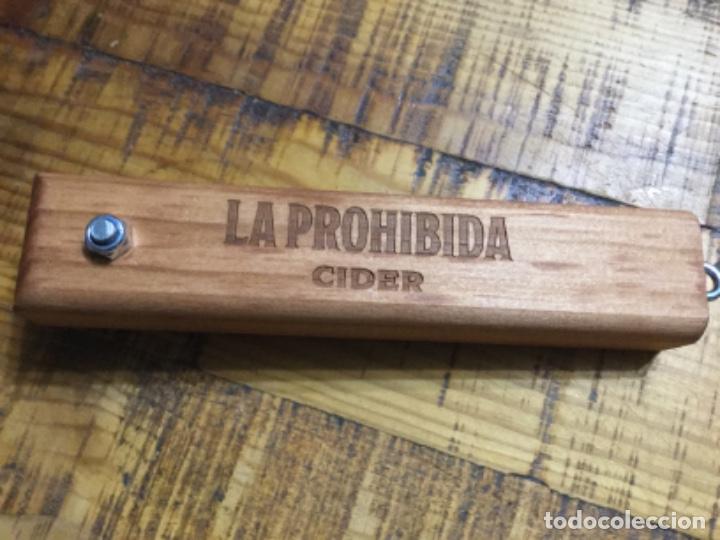 Coleccionismo de cervezas: LA PROHIBIDA CIDER - ABRIDOR DE MADERA - GRUPO MAHOU SAN MIGUEL - PUBLICIDAD LANZAMIENTO