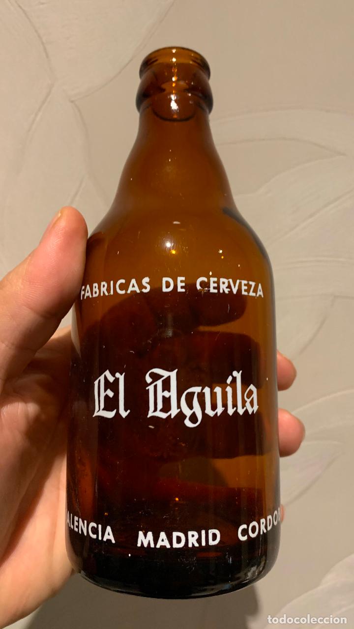Coleccionismo de cervezas: BOTELLA ANTIGUA DE CERVEZA AGUILA TERCIO 1/3