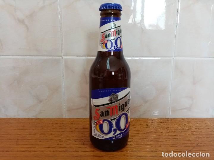 Coleccionismo de cervezas: BOTELLA DE CERVEZA SAN MIGUEL 0,0. 25 CC. ETIQUETA PAPEL EST&Aacute; LLENA