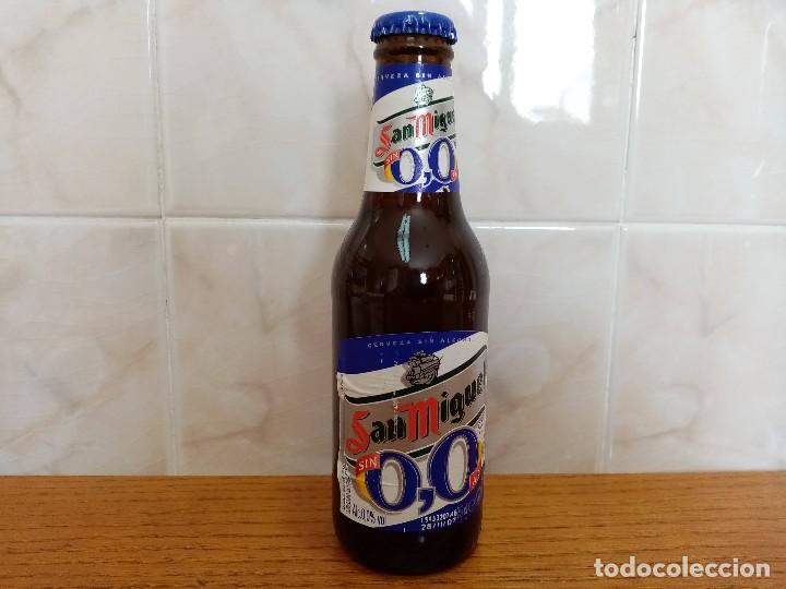 Coleccionismo de cervezas: BOTELLA DE CERVEZA SAN MIGUEL 0,0. 25 CC. ETIQUETA PAPEL EST&Aacute; LLENA