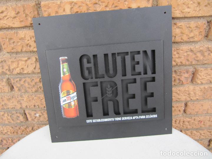 Coleccionismo de cervezas: PLACA DE HIERRO PARA COLGAR SAN MIGUEL GLUTEN FREE 31X31 CM