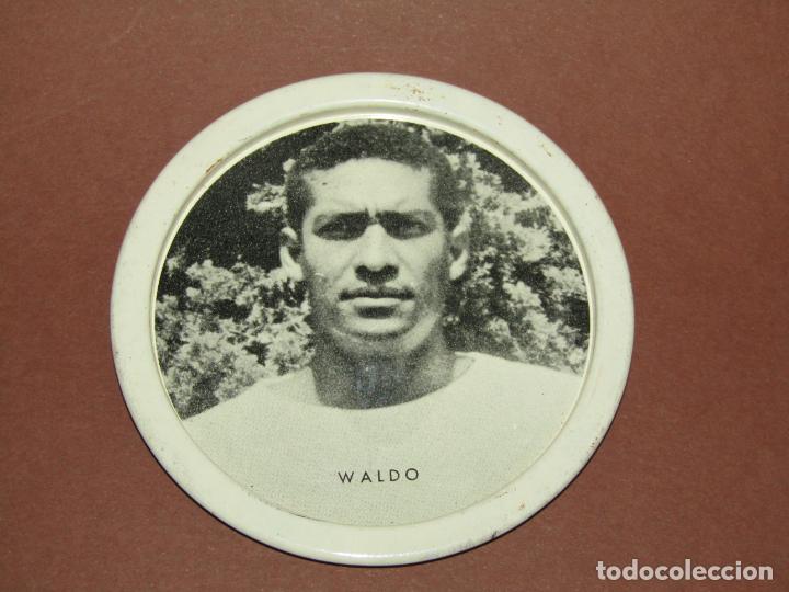 Coleccionismo de cervezas: Antiguo Posavasos de Chapa Litografiada Cerveza Familiar EL CIERVO con WALDO Valencia Club Futbol