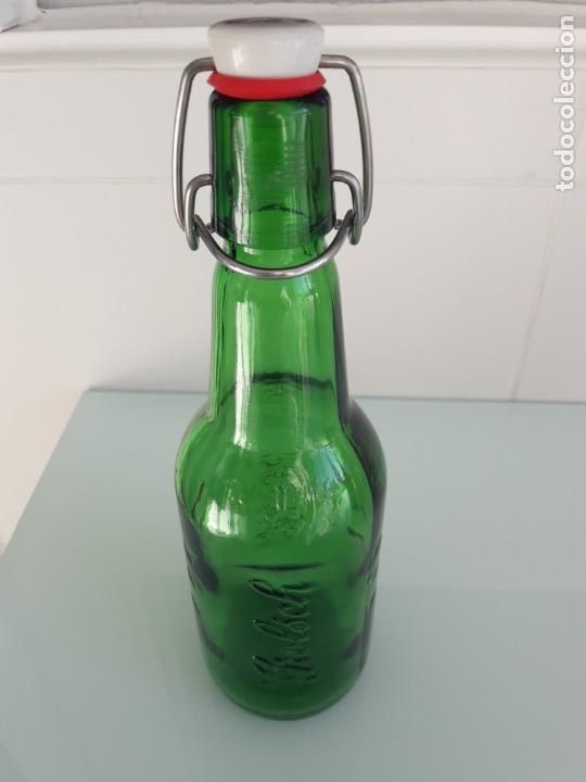 Coleccionismo de cervezas: BOTELLA DE CERVEZA MARCA GROLSCH - HOLANDA - CRISTAL CON RELIEVE - TAP&Oacute;N PORCELANA