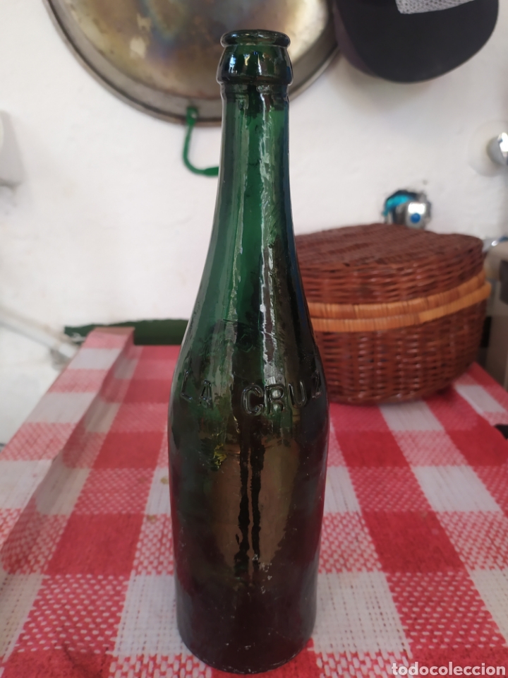 Coleccionismo de cervezas: Botella cerveza Cruzcampo relieve antigua - Foto 2 - 291857983
