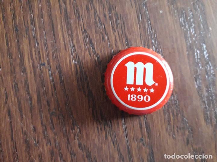 Coleccionismo de cervezas: chapa tap&oacute;n corona de cerveza Mahou cinco estrellas, roja.
