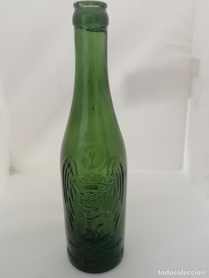 Coleccionismo de cervezas: ANTIGUA BOTELLA DE CERVEZA EL AGUILA CON RELIEVE OSO Y MADRO&Ntilde;O, COLOR VERDE, MARCA DE FABRICA