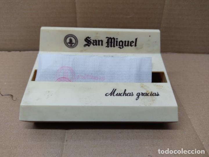 Coleccionismo de cervezas: ANTIGUO SERVILLETERO CERVEZA SAN MIGUEL.CON ALGUNA SERVILLETA DE PAPEL.
