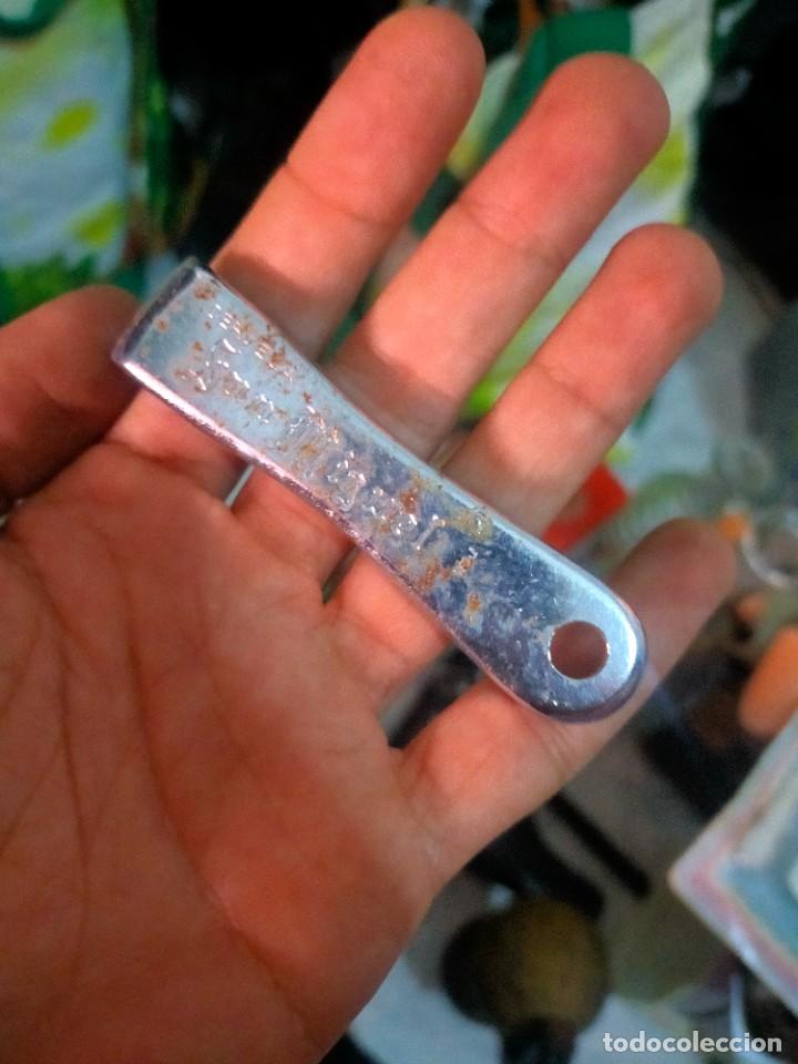 Coleccionismo de cervezas: Antiguo abridor de chapa de corona botella promocion Cerveza San Miguel