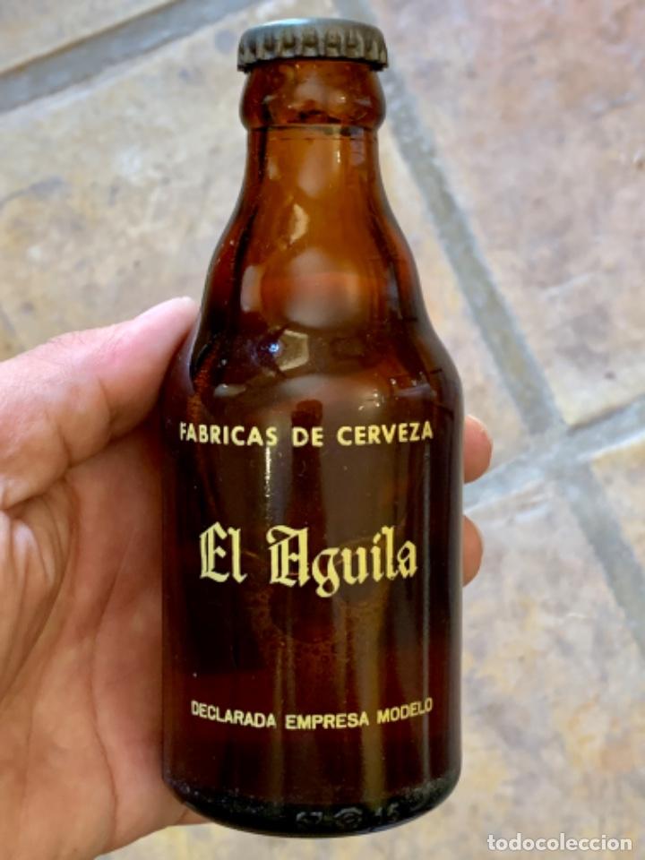 Coleccionismo de cervezas: ANTIGUA BOTELLA DE CERVEZA AGUILA LLENA, QUINTO