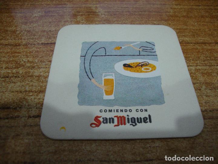 Coleccionismo de cervezas: POSAVASOS CERVEZA SAN MIGUEL COMIENDO CON