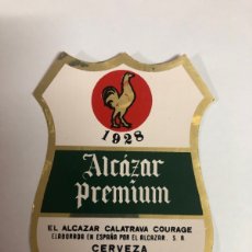 Coleccionismo de cervezas: ANTIGUA PEGATINA ALCAZAR PREMIUN. Lote 400993199