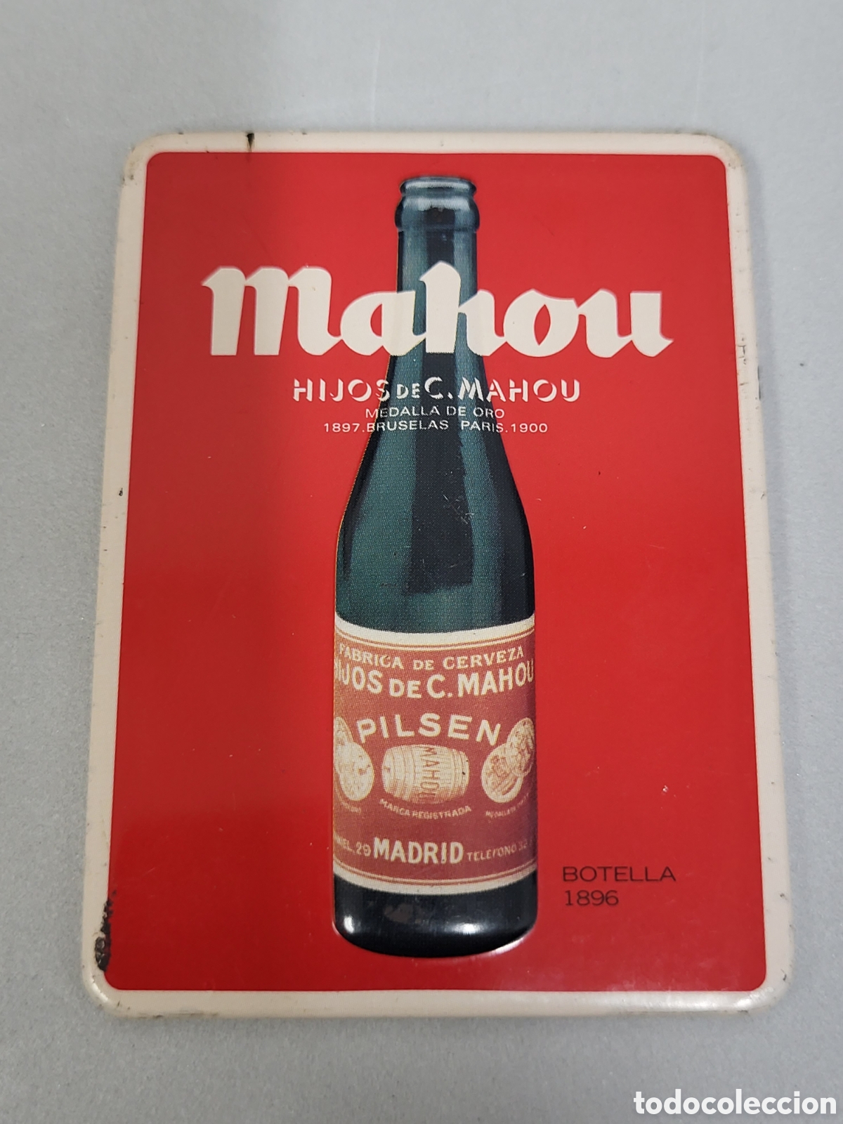 Coleccionismo de cervezas: IMAN PUBLICITARIO DE NEVERA DE CHAPA EN RELIEVE CON LA BOTELLA DE CERVEZAS MAHOU DE 1896 - CERVEZA