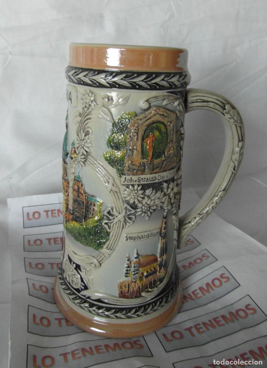 Coleccionismo de cervezas: Jarra de cerveza decorada relieve porcelana 18cm.