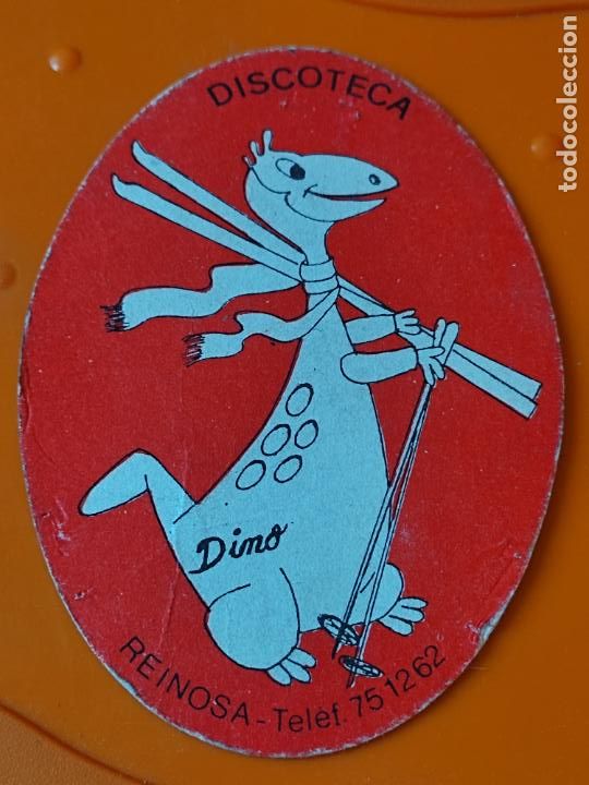 Coleccionismo de cervezas: REINOSA DISCO DIMO DINO CON SKIES POSAVASOS ORIGINAL VINTAGE RARO 11 CMS ALTO