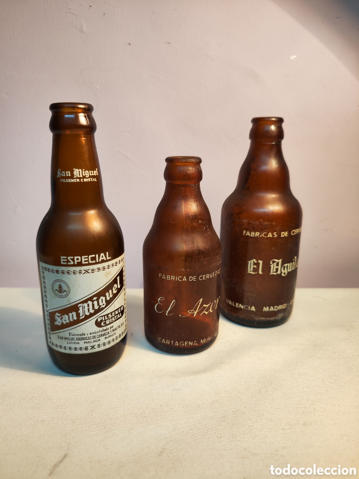 Coleccionismo de cervezas: LOTE DE 3 BOTELLAS DE CERVEZA ANTIGUA, EL AZOR, EL AGUILA, Y SAN MIGUEL ESPECIAL. COLECCIONISMO.