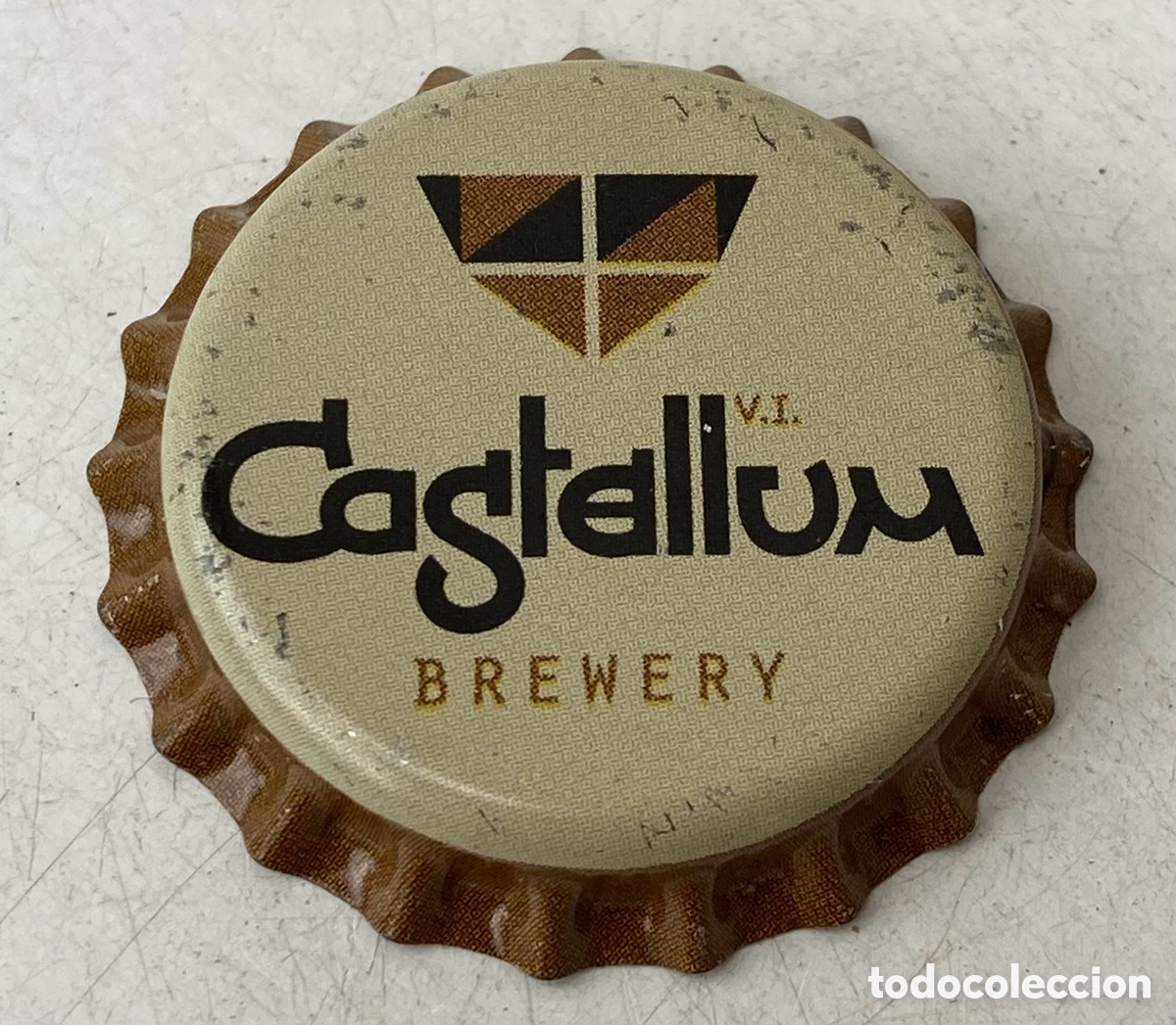 Coleccionismo de cervezas: TAP&Oacute;N CORONA BOTTLE CAP CHAPA CERVEZA CASTELLUM (2). CHIPRE. FAB. CHAPA:DAP.--LOTE N.2204---CARMANJO