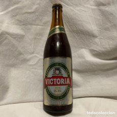 Coleccionismo de cervezas: BOTELLA CERVEZA VICTORIA LLENA, RELIEVE Y ETIQUETA DE PAPEL 61,5 CL CADUCADA EN 1993 MÁS DE 32 AÑOS