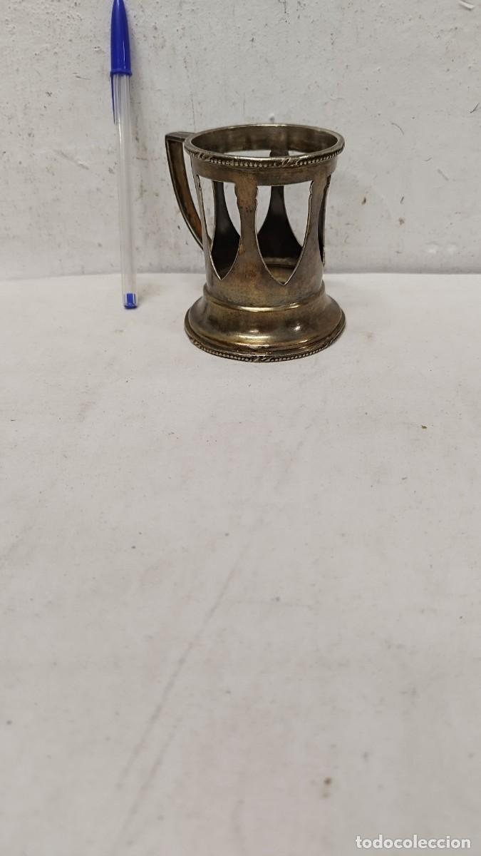 Colecionismo de cervejas: Antigua base, portavasos con asa para ,en metal.Con marcaje Principios SG.XX