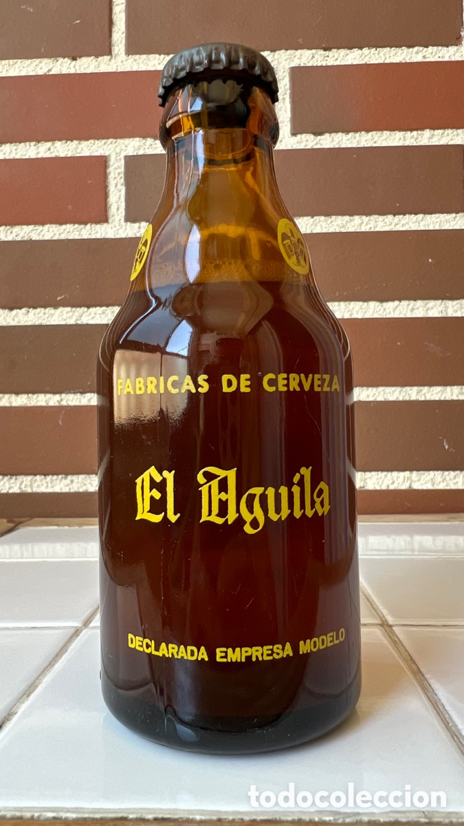 Coleccionismo de cervezas: ANTIGUA BOTELLA DE CERVEZA AGUILA LLENA,