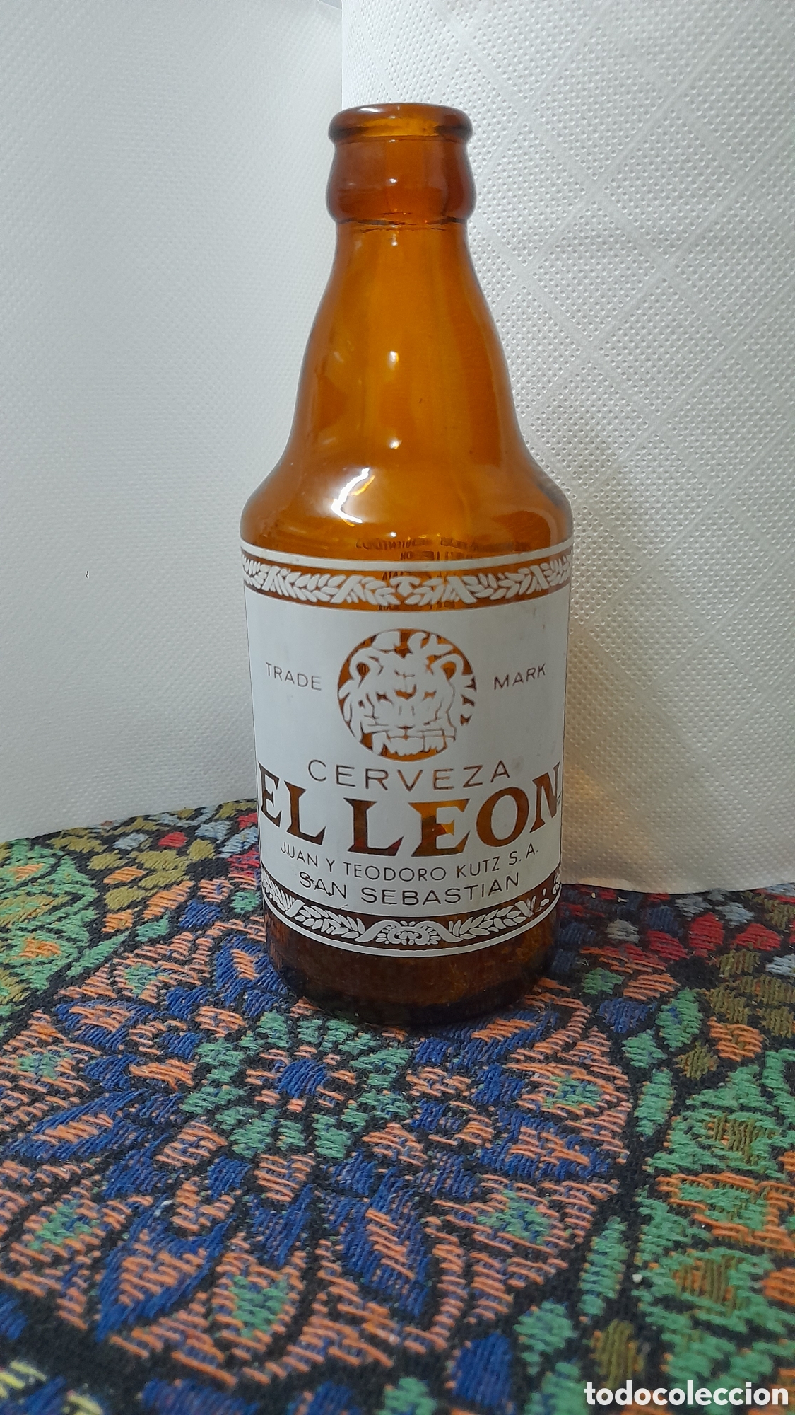 Coleccionismo de cervezas: Botella de cerveza El le&oacute;n Juan Teodoro Kutz Bruselas Par&iacute;s colonia Roma Nuremberg Londres Roterdam