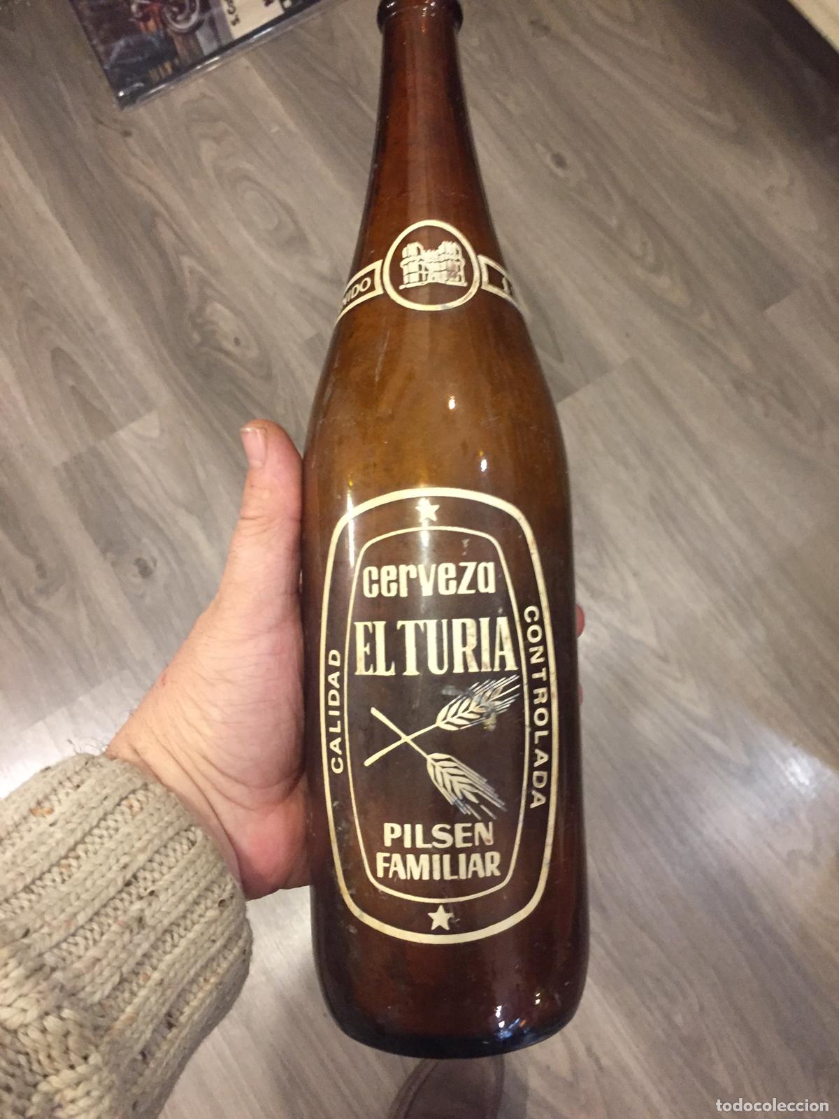 Coleccionismo de cervezas: Botella de litro Cerveza El Turia Pilsen Familiar Valencia mide 33 cms necesita limpieza interior