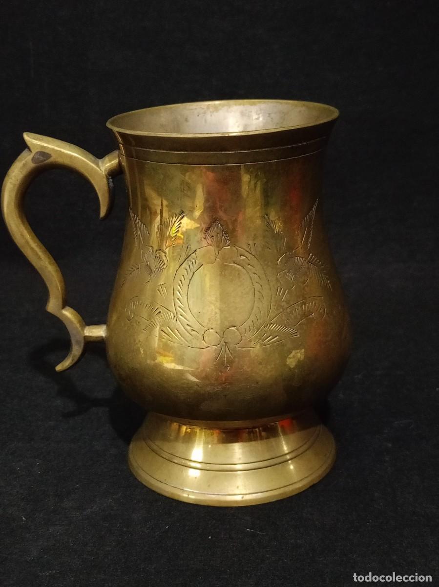 Coleccionismo de cervezas: jarra de laton grabada antigua