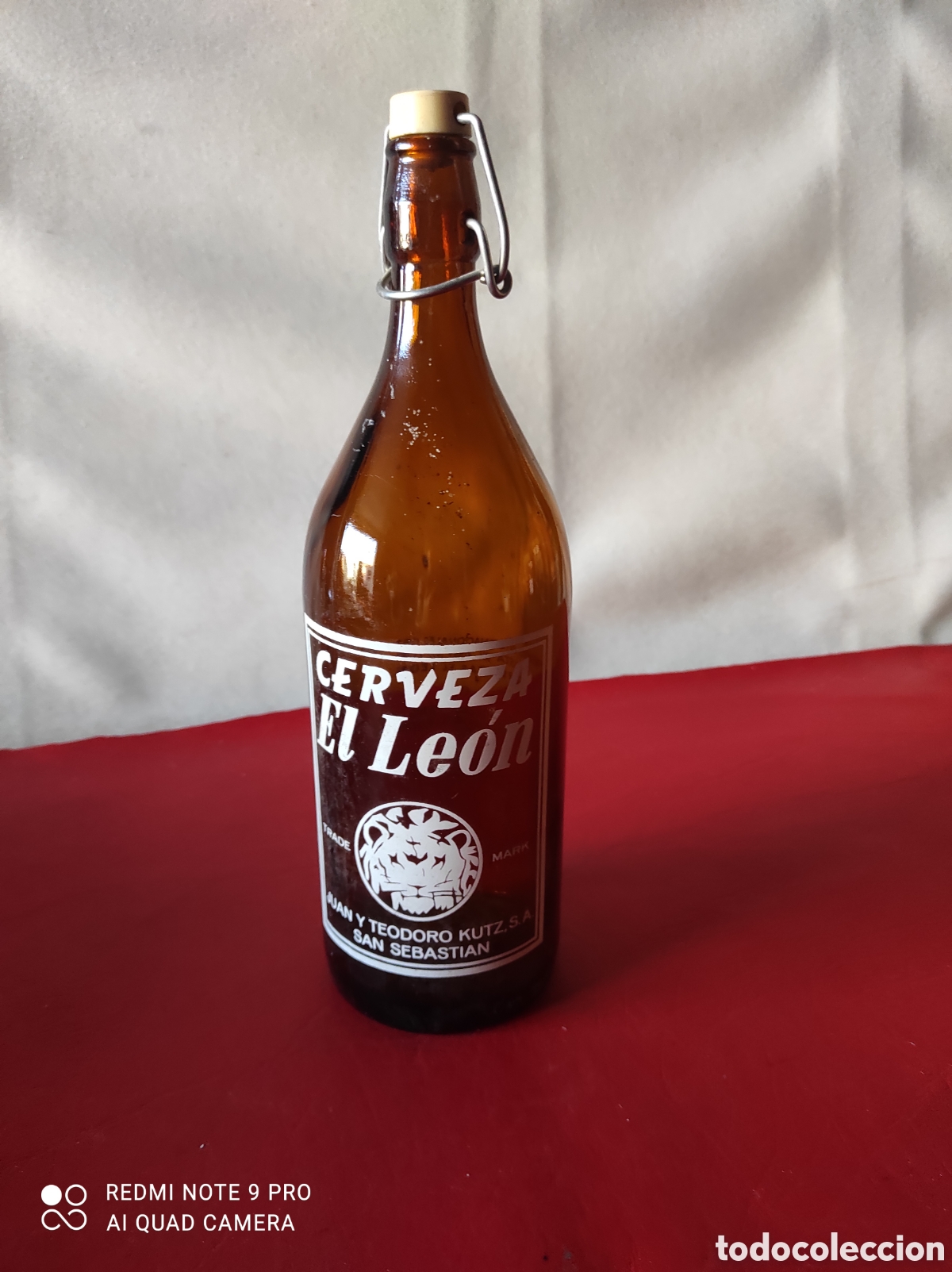 Coleccionismo de cervezas: Antigua botella de cerveza el le&oacute;n 1LT. - Foto 1