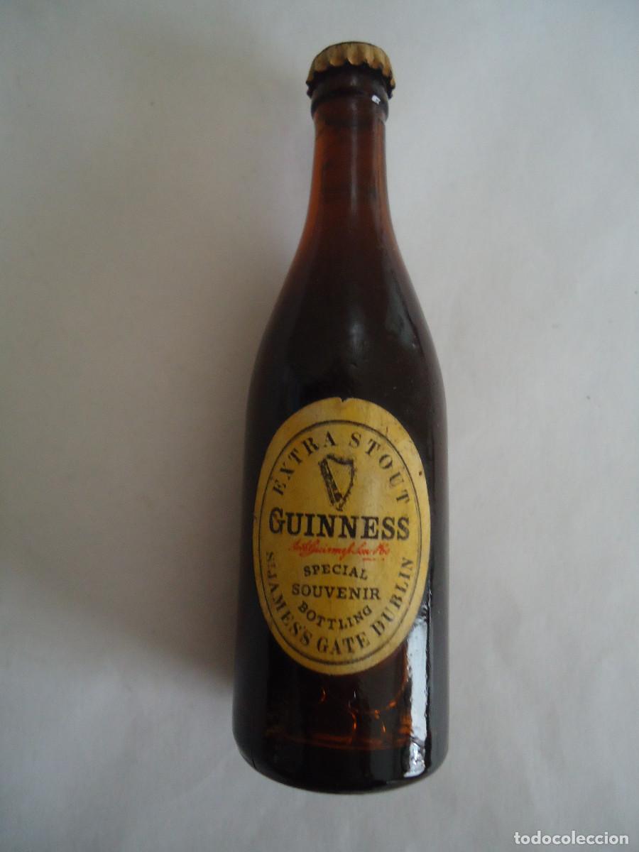 Coleccionismo de cervezas: MINI BOTELLA DE CRISTAL DE LA MARCA GUINNESS. LLENA. - 22