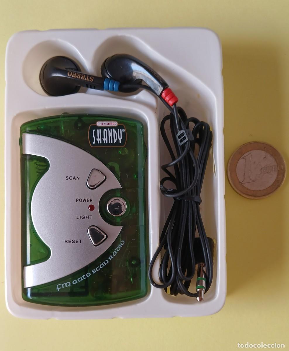 Coleccionismo de cervezas: Radio y mini linterna de la marca Shandy de Cruzcampo - Foto 3