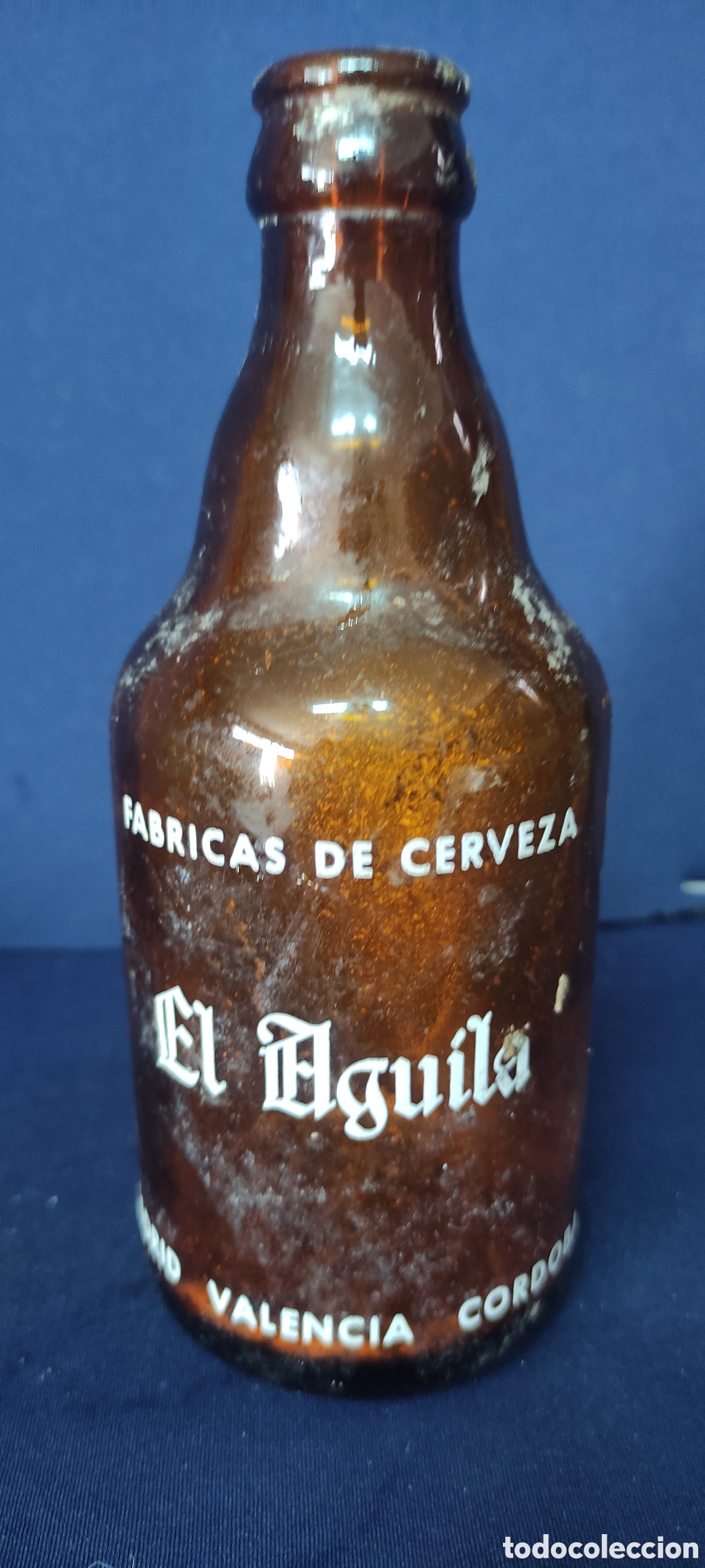 Coleccionismo de cervezas: Antigua botella El &Aacute;guila - Foto 2