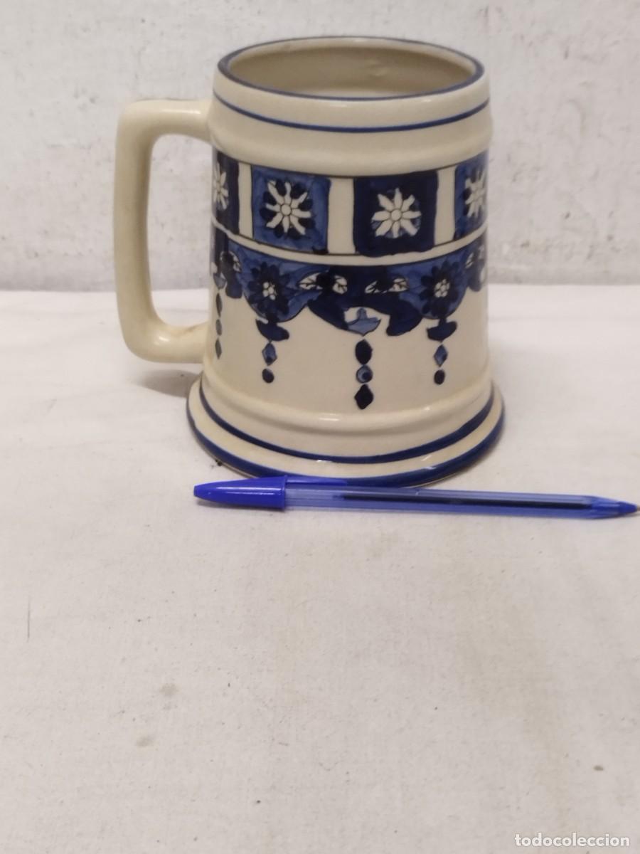 Coleccionismo de cervezas: Antigua jarra de cerveza de porcelana pintada.