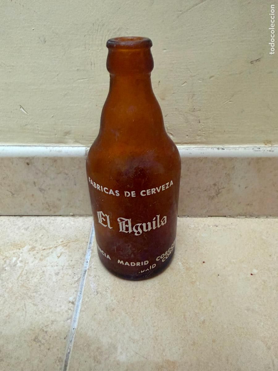 Coleccionismo de cervezas: Botella de cerveza el &aacute;guila con error - Foto 1