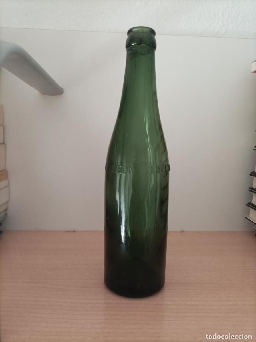 Coleccionismo de cervezas: Botella de cerveza antigua el leon - Foto 1
