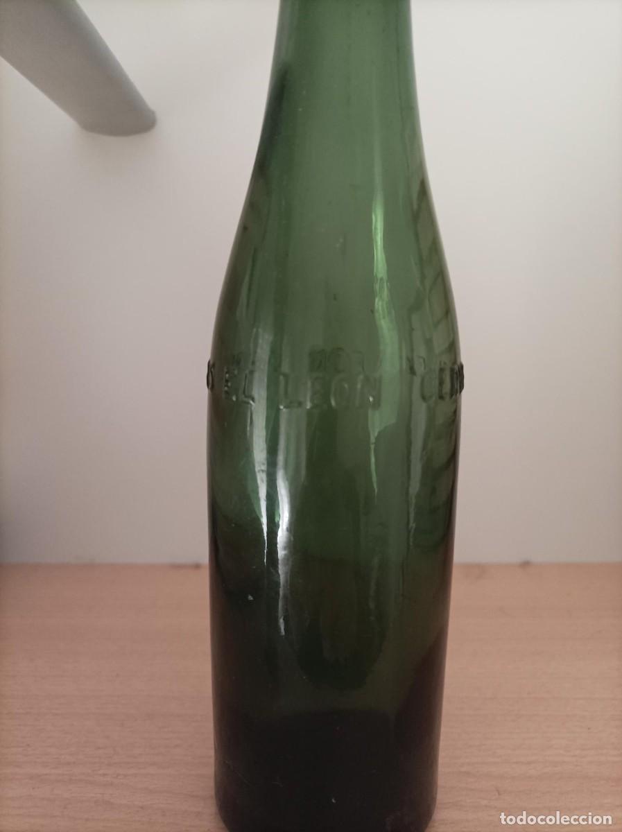 Coleccionismo de cervezas: Botella de cerveza antigua el leon - Foto 2
