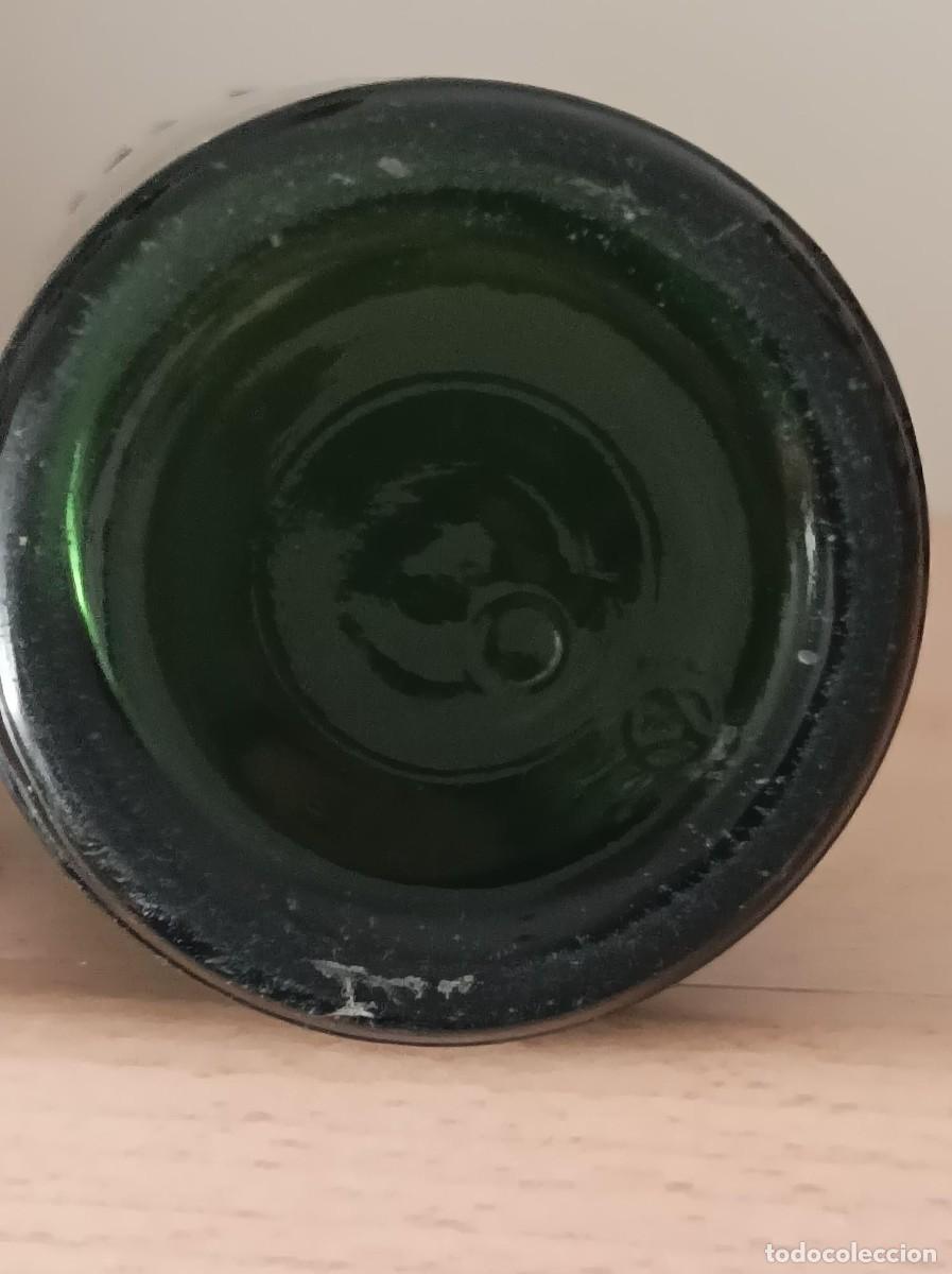 Coleccionismo de cervezas: Botella de cerveza antigua el leon - Foto 4