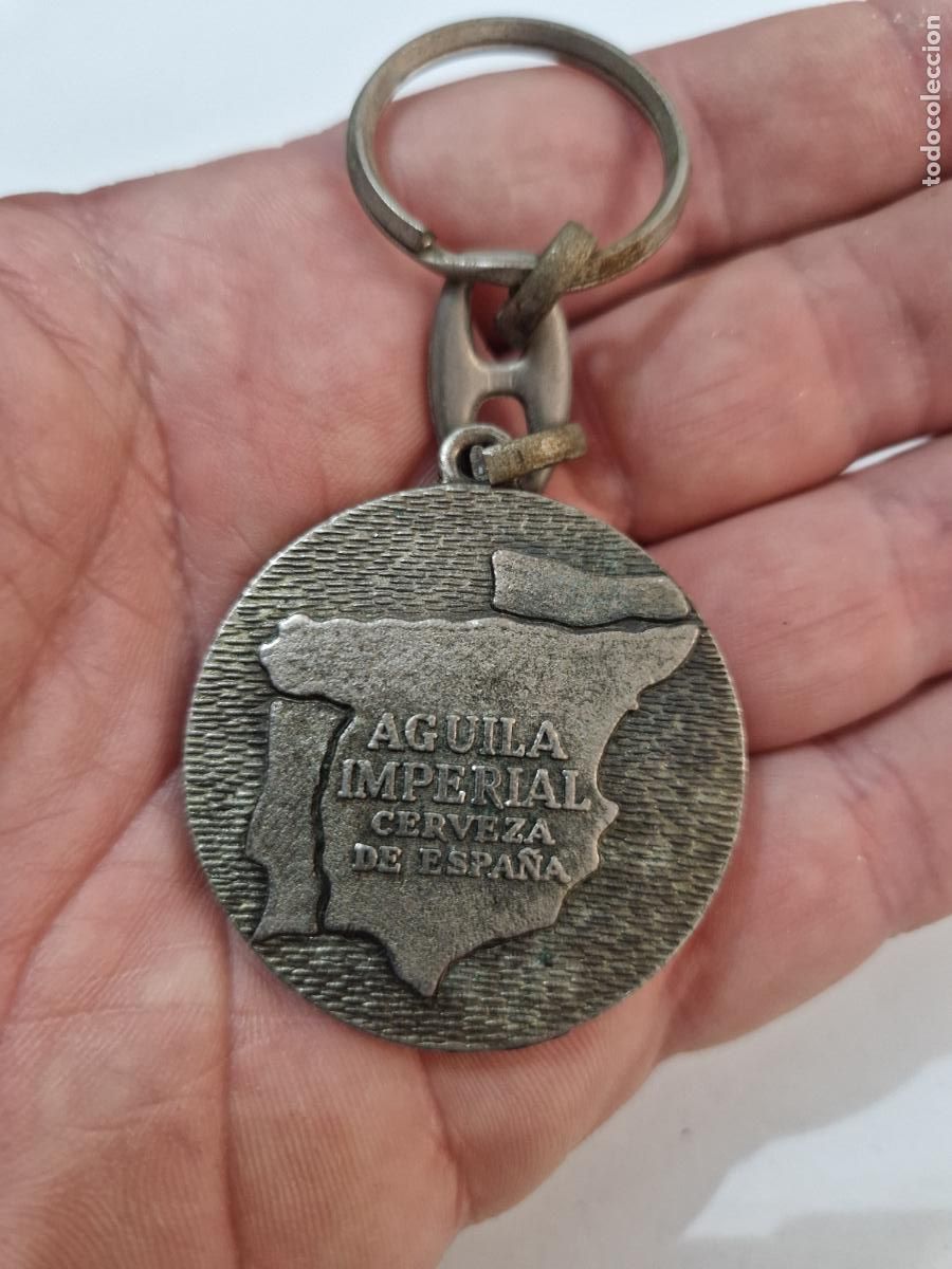 Coleccionismo de cervezas: Antiguo llavero a Doble cara Cerveza Aguila Imperial publicidad metal cartel escudo