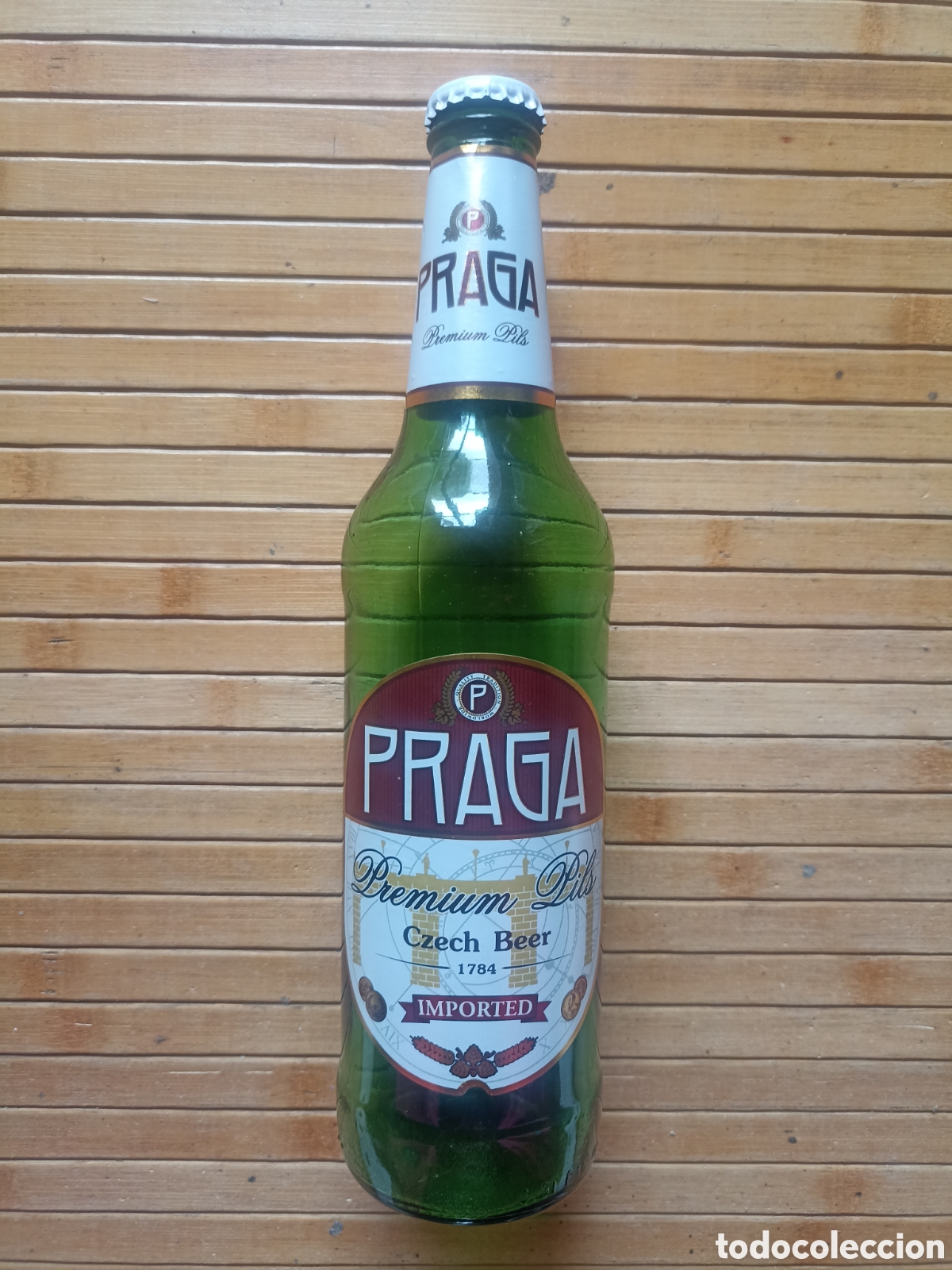 Coleccionismo de cervezas: Botella cerveza Praga Premium Pils vac&iacute;a con chapa 500 ml