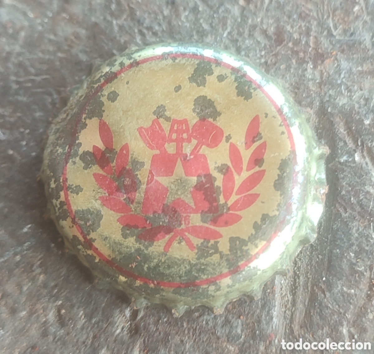 Coleccionismo de cervezas: Antiguo tap&oacute;n chapa corona cervezas Estella Damm dorada rara con logotipo rojo.