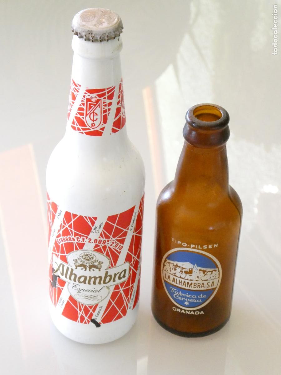 Coleccionismo de cervezas: 2 BOTELLINES DE CERVEZA ALHAMBRA GRANADA. TIPO PILSEN / GRANADA CF. 820GR