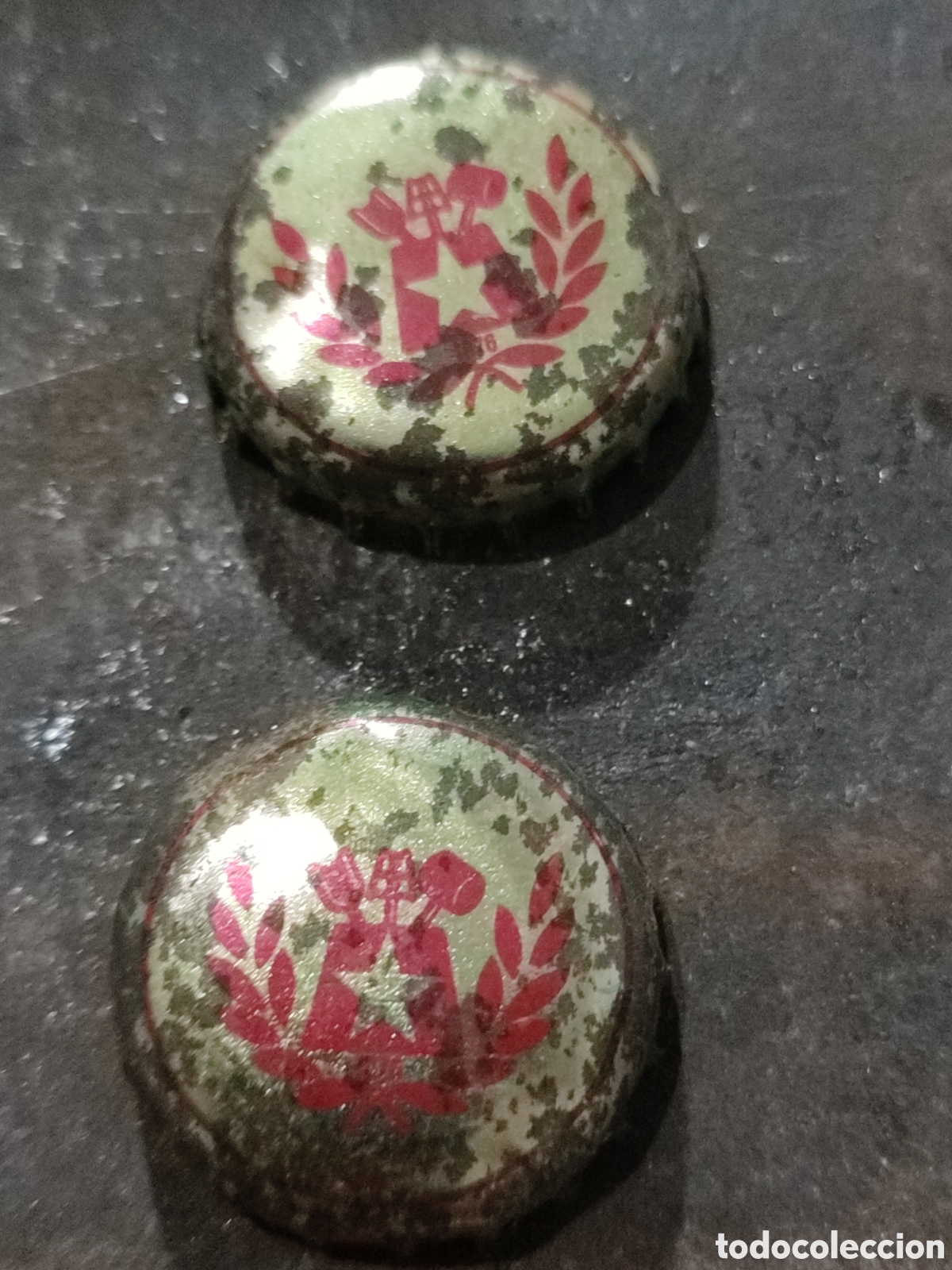 Coleccionismo de cervezas: Antiguos tap&oacute;nes chapas corona cervezas Estrella Damm dorada raras con logotipo rojo.