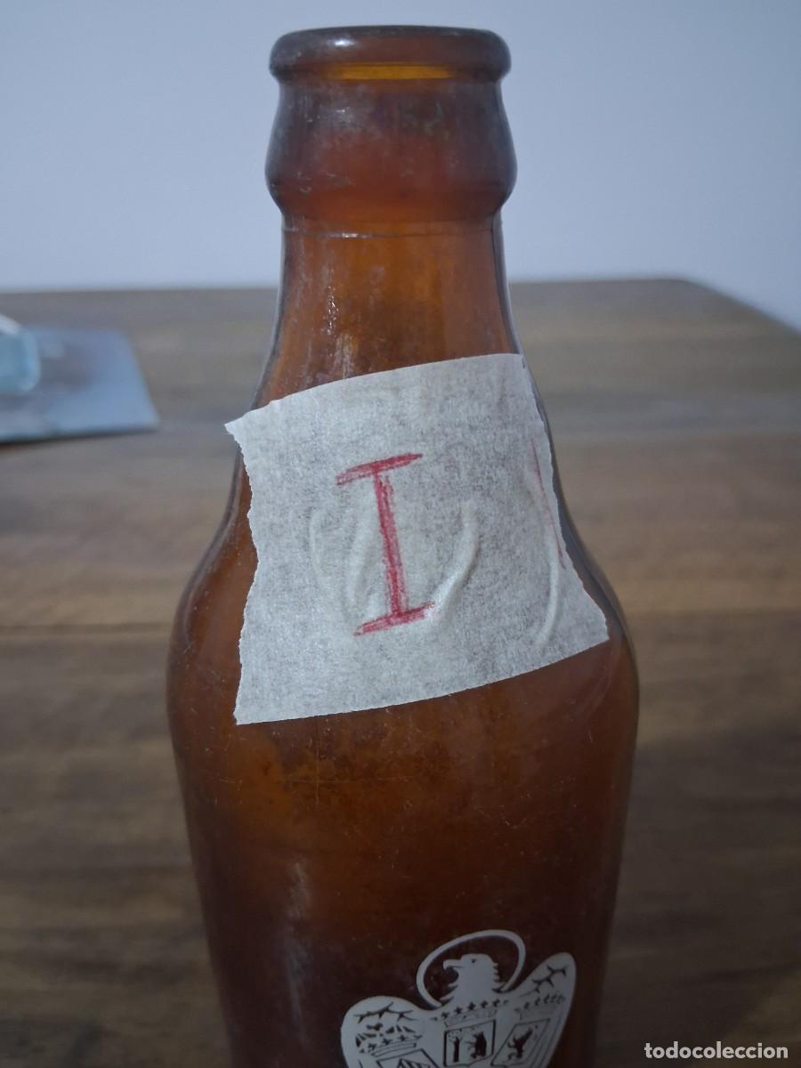 Coleccionismo de cervezas: Botella de cerveza El aguila tercio - Foto 3
