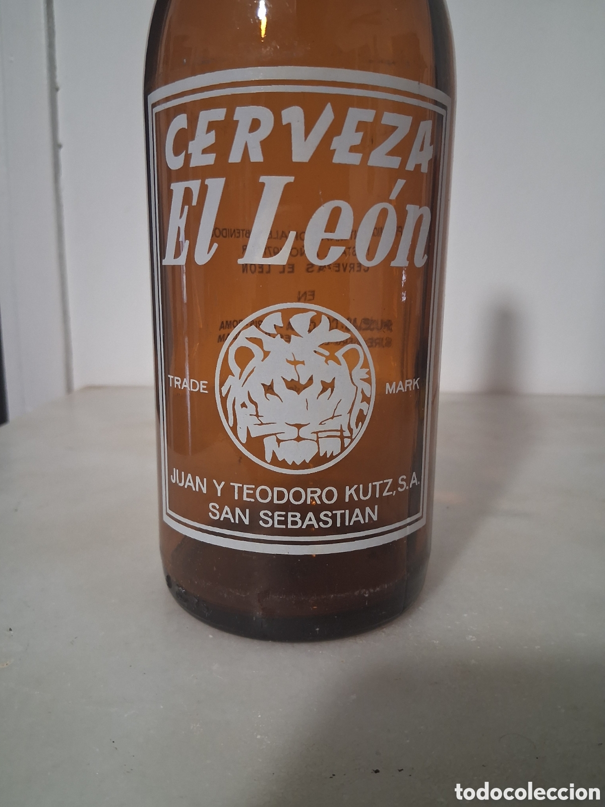 Coleccionismo de cervezas: Antigua botella de 1 litro cerveza EL LEON a&ntilde;o 1971 Juan y Teodoro Kutz San Sebasti&aacute;n Guip&uacute;zcoa